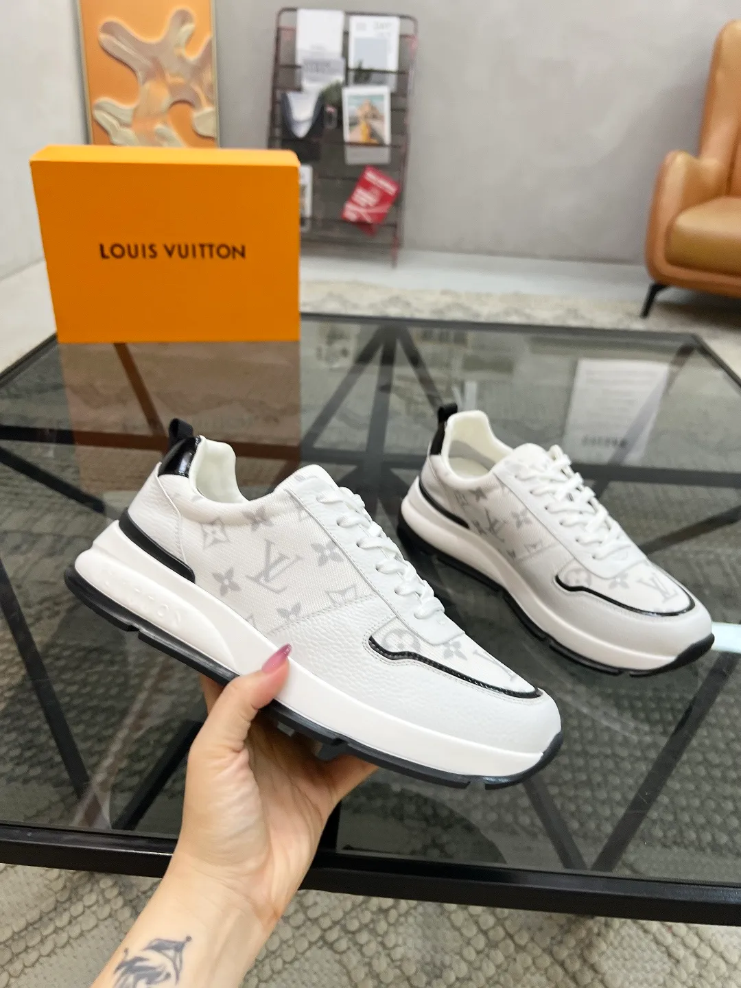 Factory price: 480💰LV🔍Top purchasing agent🇮🇹 Lu Street God's new sports shoes are coming and are available at counters simultaneously. Original factory configuration, original cowhide imported from Italy with mesh fabric, high-quality printing and splicing complex process, sports trendy person, imported water-dyed cowhide lining, sole: Wang Yuan factory specially provides the original sole, super comfortable, original factory follow-up goods 🔍🔍High quality, you can enter and leave the counter at will, welcome to compare and synchronize with the counter, code number 38-44, customized 45
